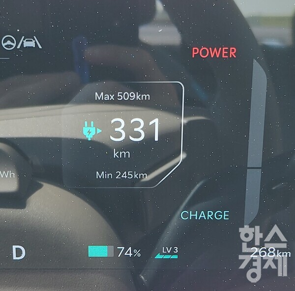 EV4 계기반에 표시된 배터리 전령과 회생제동 단계(아래 오른쪽)/ 최창민 기자