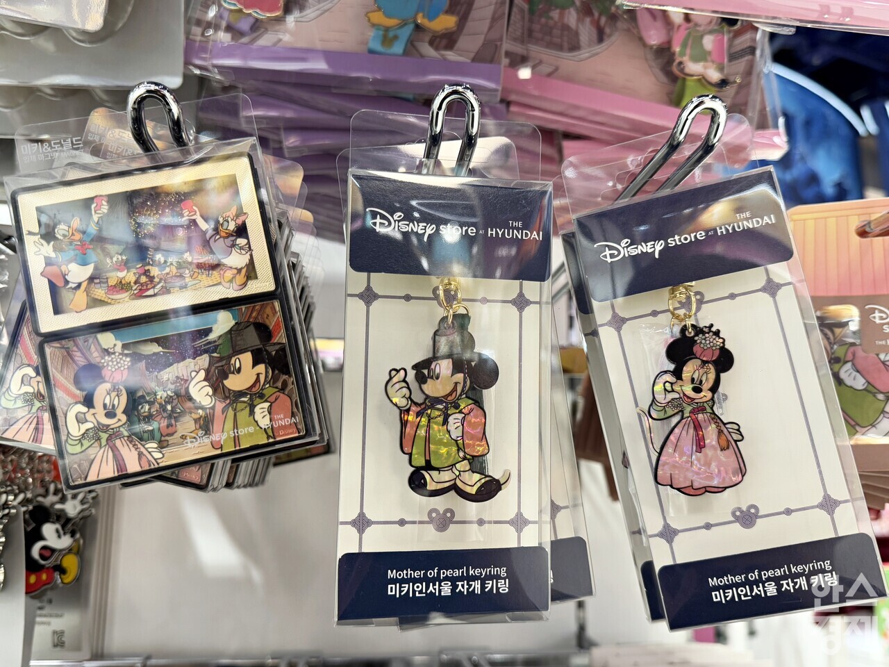 현대백화점 확보 디즈니 IP를 활용한 디즈니 콜라보 대한민국 관광기념품. 왼쪽은 수앤수디자인(2023년도 수상작)-디즈니 콜라보 마그넷, 오른쪽은 쉘랑코리아(2023년도 수상작)-디즈니 콜라보 키링. /강상헌 기자
