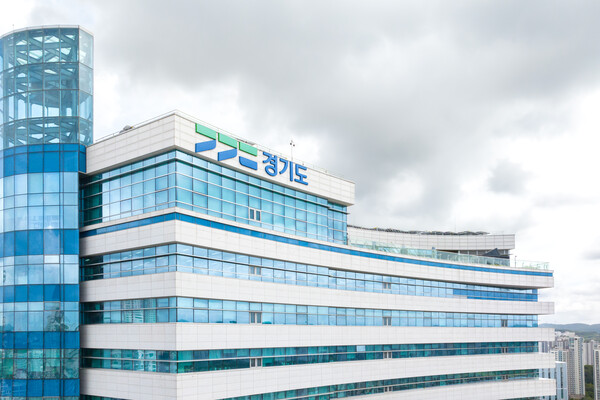 김동연 경기도지사가 2일 경기도청에서 세계한인무역협회(World-OKTA) 회장단과 면담을 갖고, 도내 중소기업의 해외시장 진출 확대 방안을 논의했다./ 경기도 제공