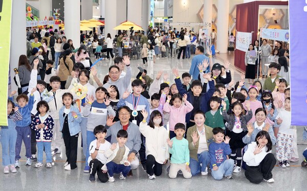 강기정 광주광역시장은 3일 시청 시민홀에서 열린 제103회 어린이날 행사에 참석해 어린이들과 기념촬영을 하고 있다./사진=광주광역시