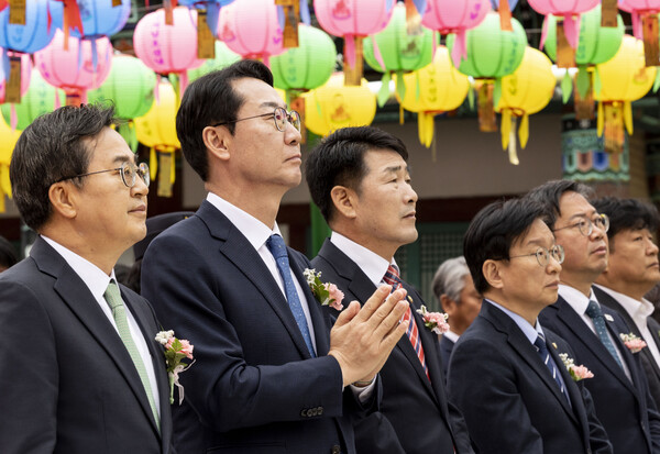 정 시장은 축사를 통해 “올해 봉축표어인 ‘세상에 평안을, 마음에 자비를’처럼, 우리 사회가 상생과 협력의 정신으로 더 따뜻해지길 바란다”며 “105만 화성시가 부처님의 가르침처럼 자비롭고 희망 가득한 도시로 거듭날 수 있도록 최선을 다하겠다”고 밝혔다./ 화성특례시 제공