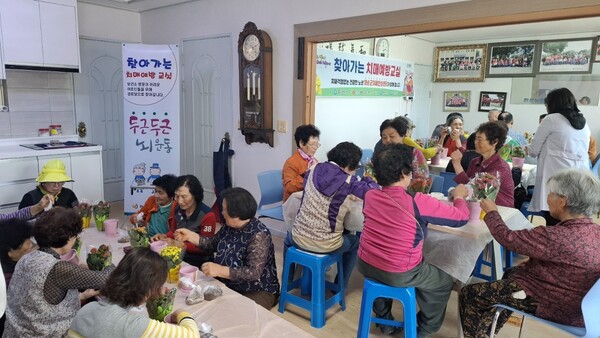 어르신들이 치매 예방 원예치료를 받고 있다. /사진=화순군