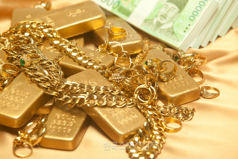 ] 은행권 골드뱅킹 잔액이 사상 처음 1조1000억원을 돌파했다. 국내외 불확실성이 커지는 가운데 안전자산인 금 가격이 크게 상승한 영향이다. 사진=한국스포츠경제 