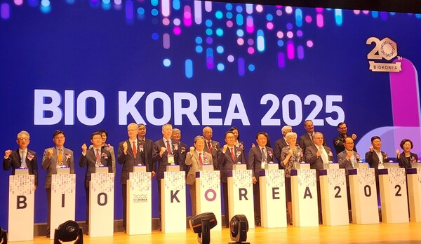 바이오 코리아 2025에 참석한 귀빈들이 개막 기념 촬영을 진행하고 있다./이소영 기자