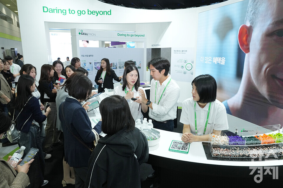 국내 최대 규모의 바이오헬스산업 국제 행사 바이오코리아 2025가 7일 서울 코엑스에서 개막했다. 많은 참관객들이 셀트리온 부스를 둘러보고 있다. /최대성 기자 dpdaesung@sporbiz.co.kr 2025.05.07.
