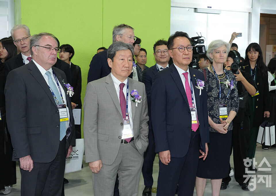 국내 최대 규모의 바이오헬스산업 국제 행사 바이오코리아 2025가 7일 서울 코엑스에서 개막했다. 박민수 보건복지부 제2차관, 차순도 한국보건산업진흥원 원장, 김영환 충북도지사 등 주요 내빈들이 부스 투어를 하고 있다. /최대성 기자 dpdaesung@sporbiz.co.kr 2025.05.07.