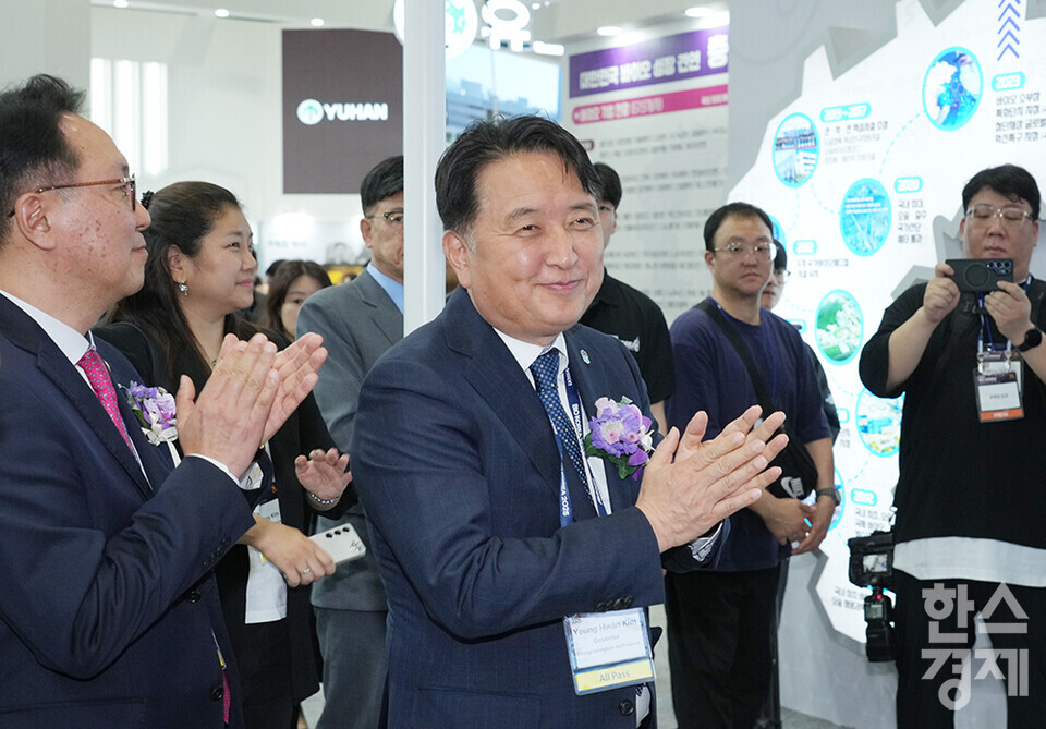 국내 최대 규모의 바이오헬스산업 국제 행사 바이오코리아 2025가 7일 서울 코엑스에서 개막했다. 박민수 보건복지부 제2차관, 차순도 한국보건산업진흥원 원장, 김영환 충북도지사 등 주요 내빈들이 부스 투어를 하고 있다. /최대성 기자 dpdaesung@sporbiz.co.kr 2025.05.07.