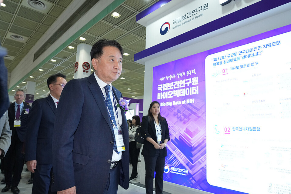 국내 최대 규모의 바이오헬스산업 국제 행사 바이오코리아 2025가 7일 서울 코엑스에서 개막했다. 박민수 보건복지부 제2차관, 차순도 한국보건산업진흥원 원장, 김영환 충북도지사 등 주요 내빈들이 부스 투어를 하고 있다. /최대성 기자 dpdaesung@sporbiz.co.kr 2025.05.07.