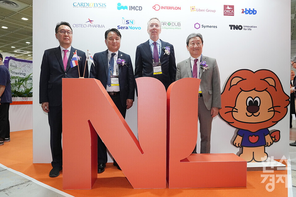 국내 최대 규모의 바이오헬스산업 국제 행사 바이오코리아 2025가 7일 서울 코엑스에서 개막했다. 박민수 보건복지부 제2차관, 차순도 한국보건산업진흥원 원장, 김영환 충북도지사 등 주요 내빈들이 네덜란드 부스를 배경으로 기념촬영을 하고 있다. /최대성 기자 dpdaesung@sporbiz.co.kr 2025.05.07.