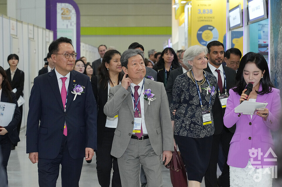 국내 최대 규모의 바이오헬스산업 국제 행사 바이오코리아 2025가 7일 서울 코엑스에서 개막했다. 박민수 보건복지부 제2차관, 차순도 한국보건산업진흥원 원장, 김영환 충북도지사 등 주요 내빈들이 부스 투어를 하고 있다. /최대성 기자 dpdaesung@sporbiz.co.kr 2025.05.07.