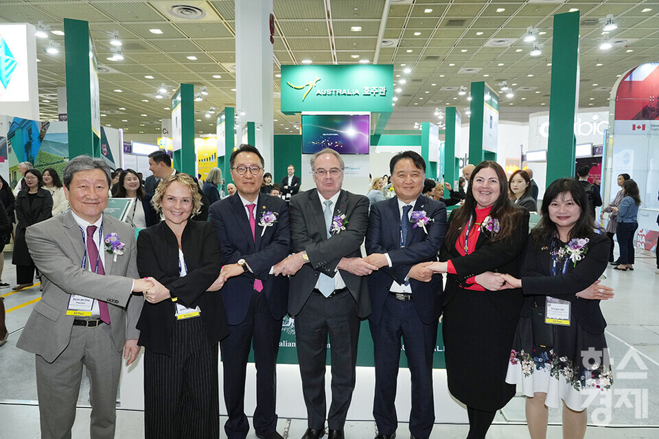 국내 최대 규모의 바이오헬스산업 국제 행사 바이오코리아 2025가 7일 서울 코엑스에서 개막했다. 박민수 보건복지부 제2차관, 차순도 한국보건산업진흥원 원장, 김영환 충북도지사 등 주요 내빈들이 호주관 부스를 배경으로 기념촬영을 하고 있다. /최대성 기자 dpdaesung@sporbiz.co.kr 2025.05.07.
