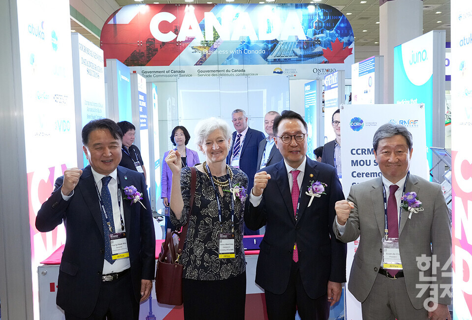 국내 최대 규모의 바이오헬스산업 국제 행사 바이오코리아 2025가 7일 서울 코엑스에서 개막했다. 박민수 보건복지부 제2차관, 차순도 한국보건산업진흥원 원장, 김영환 충북도지사 등 주요 내빈들이 캐나다 부스를 배경으로 기념촬영을 하고 있다. /최대성 기자 dpdaesung@sporbiz.co.kr 2025.05.07.