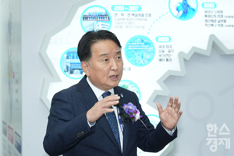 국내 최대 규모의 바이오헬스산업 국제 행사 바이오코리아 2025가 7일 서울 코엑스에서 개막했다. 김영환 충북도지사가 충청북도 부스에서 오송 바이오 클러스터와 관련된 설명을 하고 있다. /최대성 기자 dpdaesung@sporbiz.co.kr 2025.05.07.