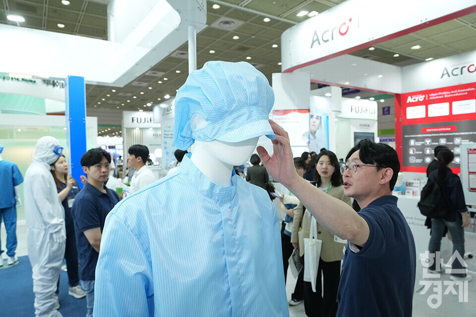 국내 최대 규모의 바이오헬스산업 국제 행사 바이오코리아 2025가 7일 서울 코엑스에서 개막했다. 많은 참관객들이 퓨리 부스를 둘러보고 있다. /최대성 기자 dpdaesung@sporbiz.co.kr 2025.05.07.