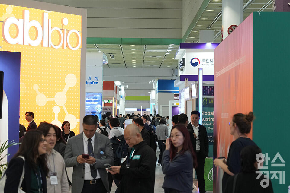 국내 최대 규모의 바이오헬스산업 국제 행사 바이오코리아 2025가 7일 서울 코엑스에서 개막했다. 사진은 많은 참관객들로 붐비는 행사장. /최대성 기자 dpdaesung@sporbiz.co.kr 2025.05.07.