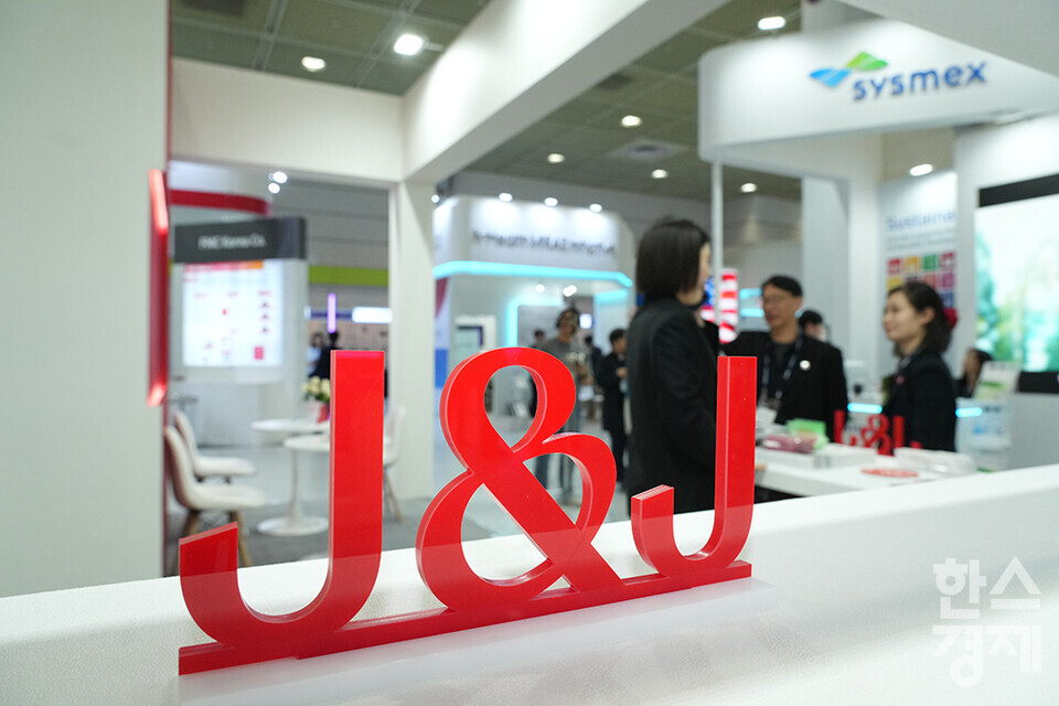 국내 최대 규모의 바이오헬스산업 국제 행사 바이오코리아 2025가 7일 서울 코엑스에서 개막했다. 사진은 존슨 앤 존슨 부스. /최대성 기자 dpdaesung@sporbiz.co.kr 2025.05.07.