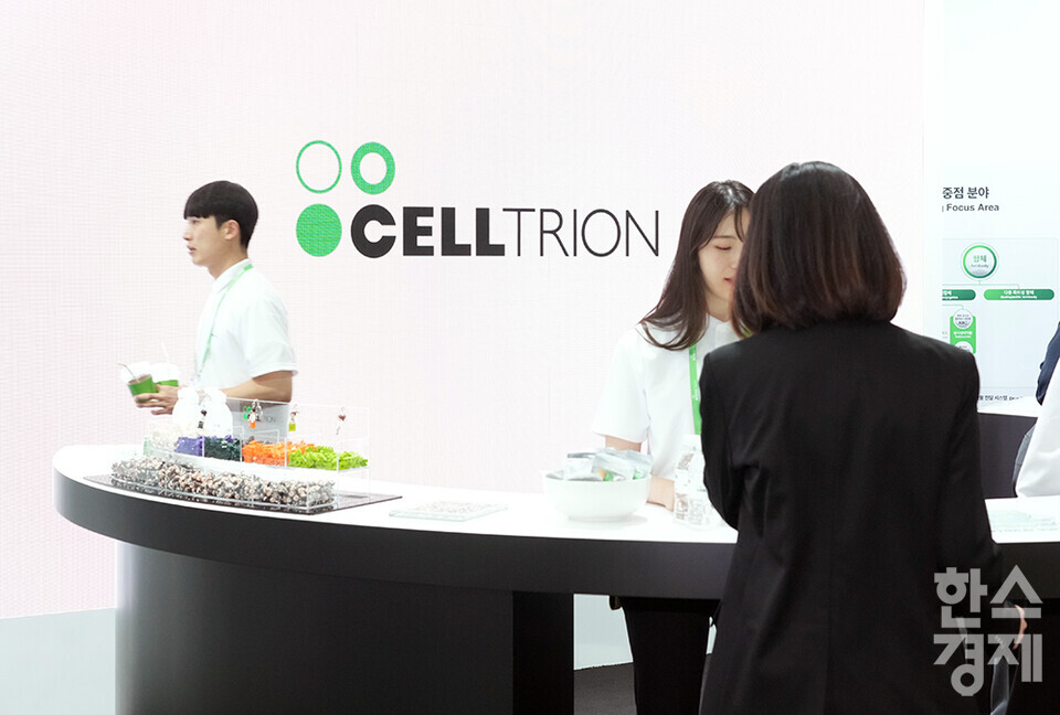 국내 최대 규모의 바이오헬스산업 국제 행사 바이오코리아 2025가 7일 서울 코엑스에서 개막했다. 많은 참관객들이 셀트리온 부스를 둘러보고 있다. /최대성 기자 dpdaesung@sporbiz.co.kr 2025.05.07.