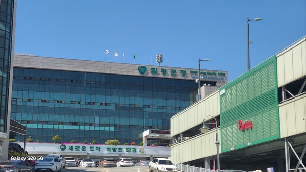 함평자동차 극장 관람객 수 감소로 적자폭이 늘어나면서 폐쇄 주장이 제기된 함평군청 전경 /사진=주남현 기자