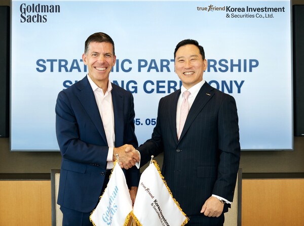 지난 5일(현지시간) 뉴욕 골드만삭스 본사에서 한국투자증권 김성환 사장(오른쪽)과 골드만삭스 존 월드론 최고운영책임자(왼쪽)가 전략적 협업을 위한 양해각서 체결 후 기념촬영을 하고 있다. /한국투자증권 제공