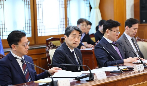 이주호 대통령 권한대행 겸 교육부 장관이 지난 2일 정부서울청사에서 국무위원 간담회를 주재하고 있다./연합뉴스 