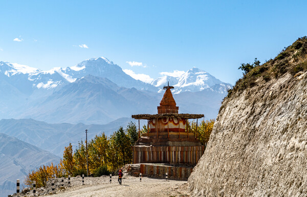 만년 설산을 뒷배경으로 붉은색 등 삼색으로 칠해진 불탑이 길모퉁이에 서서 트레커들을 반긴다.