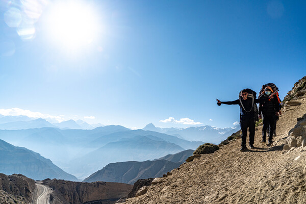 우리의 짐을 지고 가는 포터들이 길에서 만나 반갑게 손 인사를 하고 있다. 히말라야 포터들은 평균 20kg에 이르는 무거운 짐을 지고 4,000~5,000m의 고산 산악지대를 가볍게 걷는다.