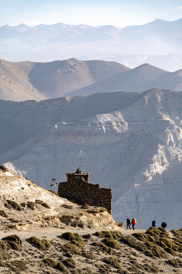 끊임없이 이어지는 높고 가파르고 깊고 험한 헐벗은 산과 계곡 사이로 곡예 하듯 트레킹 길이 나 있다.