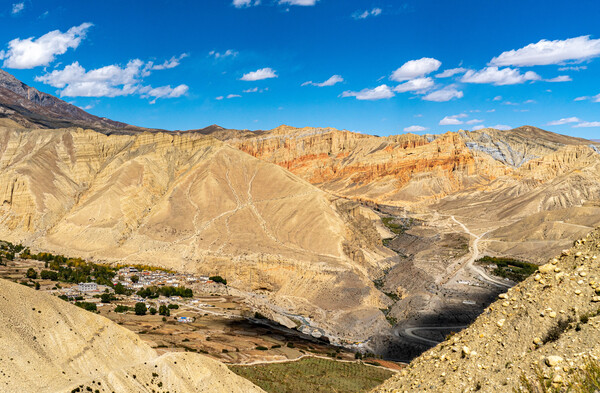 초록의 널찍한 계곡에 평화롭게 자리 잡은 게미마을 전경.
