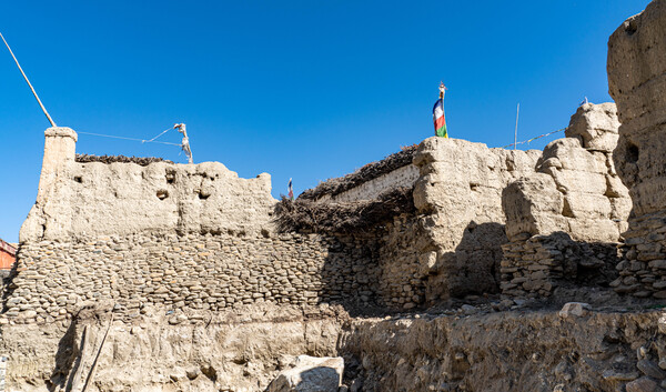 게미마을의 흙과 돌로 지은 전통 가옥. 우중충한 진흙 빛에 폐허가 된 성채처럼 보인다.