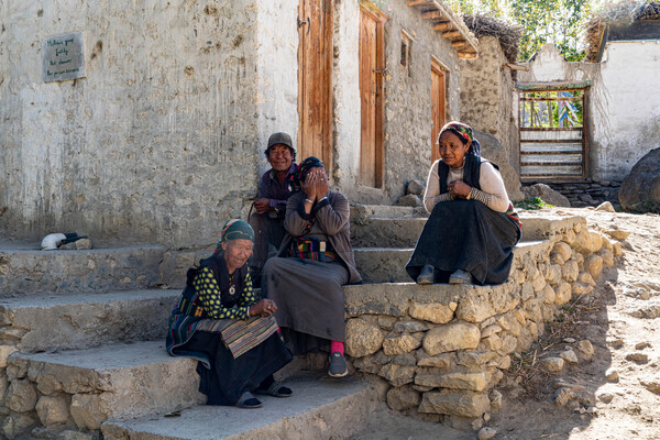 티베트 전통 복장을 한 게미마을의 주민들. 히말라야를 닮아 그런지 순박한 수줍음에 꾸밈이 없고 미소가 아름답다.