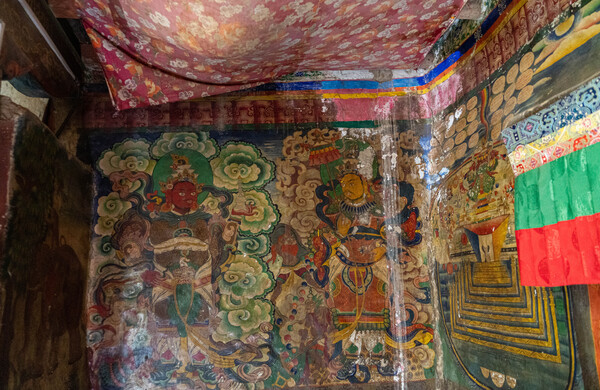 게미곰파 법당 벽면을 장식한 불화. 새는 빗물에 관리부실로 변색되고 지워져 보기가 안타깝다.