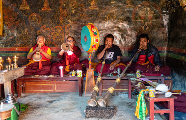 곰파 제례의식 중 나발 등 전통악기를 연주하고 있는 라마승들.