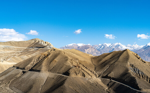 높고 깊고 험준한 무스탕의 헐벗은 산과 계곡을 뚫고 난 코롤라 하이웨이로 자동차가 지나가고 있다.