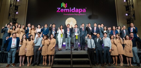LG화학 글로벌 고객 및 회사 관계자들이 당뇨 복합제 제미다파 태국 출시를 기념하고 있다. /LG화학 제공