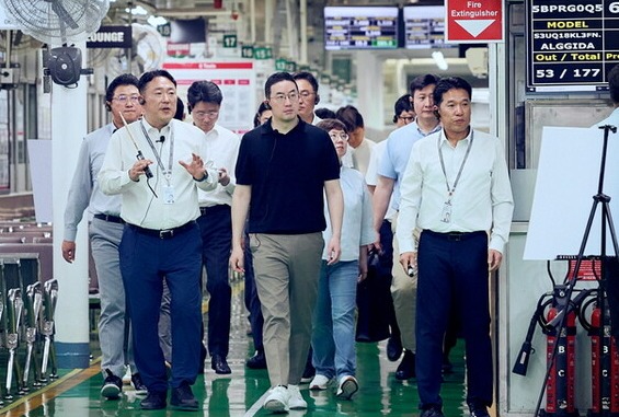 2025년 3월 구광모 LG 회장이 인도 뉴델리에 위치한 LG전자 노이다 생산공장에서 생산라인을 살펴보고 있다./LG 제공