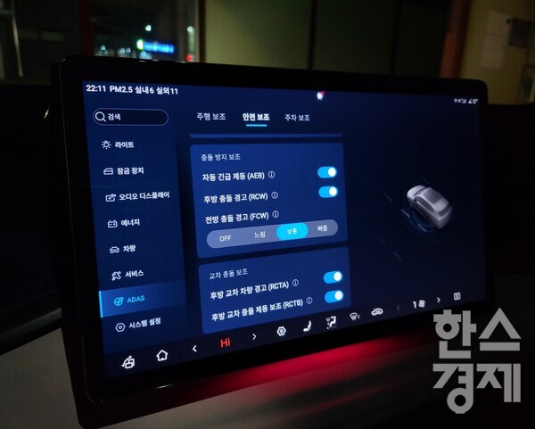 BYD 아토3 디스플레이 조작 모습/ 최창민 기자