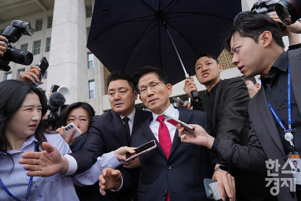 국민의힘 김문수 대선 후보가 9일 서울 여의도 국회에서 열린 의원총회에서 권영세 비상대책위원장이 단일화를 압박하는 발언을 하고서 퇴장하자 바로 이어서 의총장을 나가고 있다. /최대성 기자 dpdaesung@sporbiz.co.kr 2025.05.09.