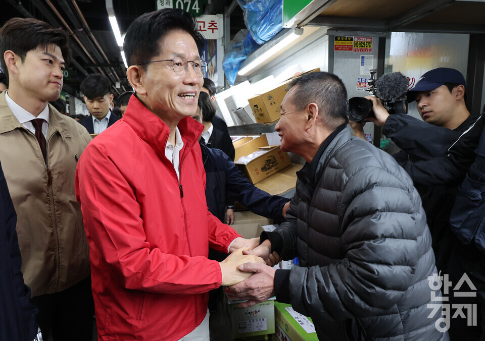 제21대 대통령 선거 공식 선거운동 첫날인 12일 국민의힘 김문수 대선 후보가 서울 송파구 가락시장을 방문해 시장들과 인사하고 있다. 사진=연합뉴스