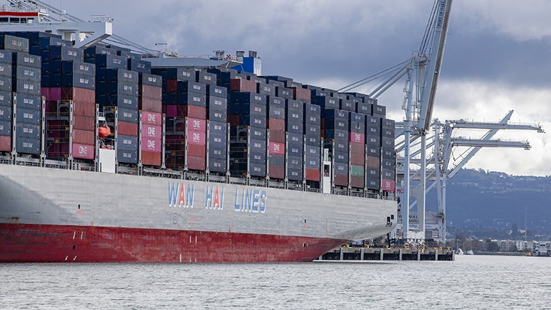 컨테이너 터미널에 입항하는 완하이라인 소속 컨테이너선./로이드리스트