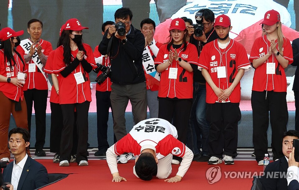 국민의힘 김문수 대선 후보가 12일 대구 서문시장에서 유세 중 큰절하고 있다.  /연합뉴스