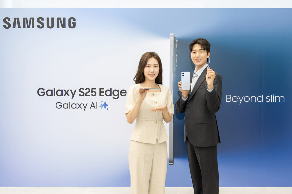 13일 '삼성 강남'에서 진행된 '갤럭시 S25 엣지'  공개 행사에서 '갤럭시 S25 엣지' 제품을 소개하고 있는 모습 / 삼성전자 
