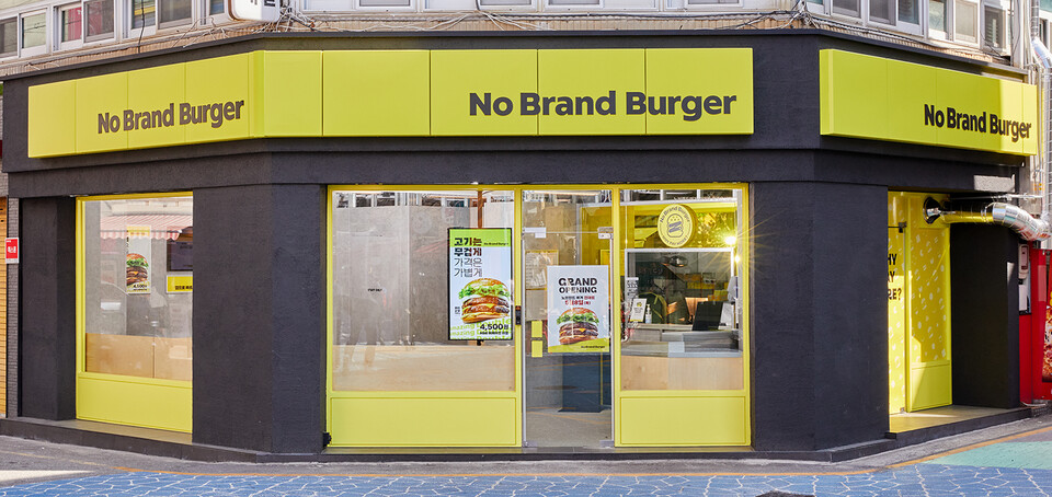 노브랜드버거 건대점./신세계푸드 제공.