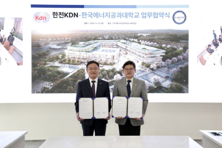 박상형 한전KDN 사장(사진 왼쪽)과 박진호 한국에너지공대 총장 직무대행이 업무 협약식에서 기념사진을 찍고 있다./한전KDN 제공