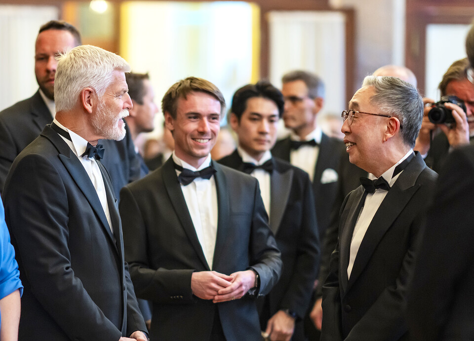 체코 ‘프라하의 봄 국제음악제’에 참석한 박지원 두산에너빌리티 회장(오른쪽)이 12일(현지시간) 열린 개막공연 리셉션에서 페트르 파벨 체코 대통령과 만나 환담을 나누고 있다./두산에너빌리티 