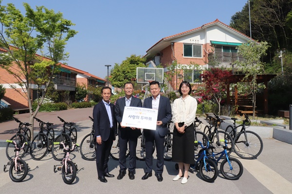  이재열 현대하이카손해사정  대표이사(왼쪽 세번째)가 서울SOS어린이마을에서 김용수 원장(왼쪽 두번째)과 사랑의 두바퀴 자전거를 전달하며 기념 촬영을 하고 있다. /사진=현대해상