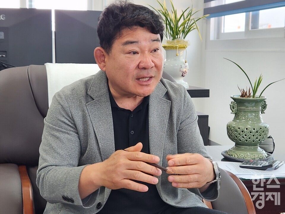 서울대 환경대학원 ESG과정 5기 동문회장으로 선임된 민철기 (주)신대한환경 대표가 13일 경기도 화성시에 위치한 사무실에서 본지와 인터뷰를 하고 있다. 사진=주진 기자