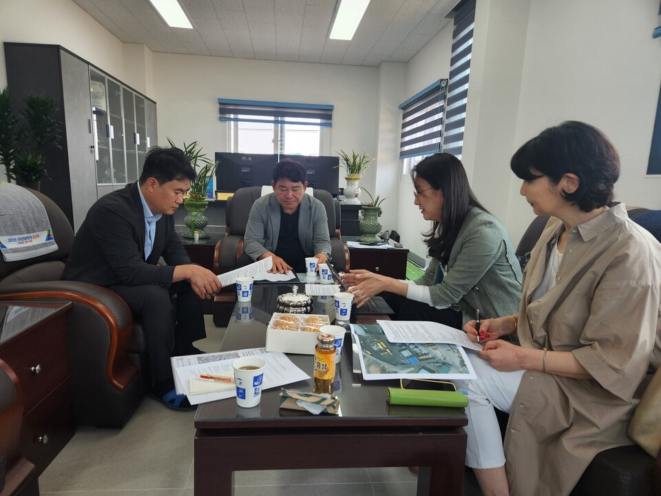 서울대 환경대학원 ESG 과정 5기 펠로우들과 조별 과제를 준비중인 민철기 5기 회장. 사진=주진 기자
