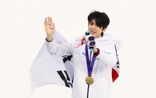 차준환이 중국 하얼빈 헤이룽장 빙상훈련센터 다목적홀에서 열린 하얼빈 동계아시안게임 피겨 남자 싱글에서 금메달을 획득, 팬들에게 인사하고 있다. /연합뉴스