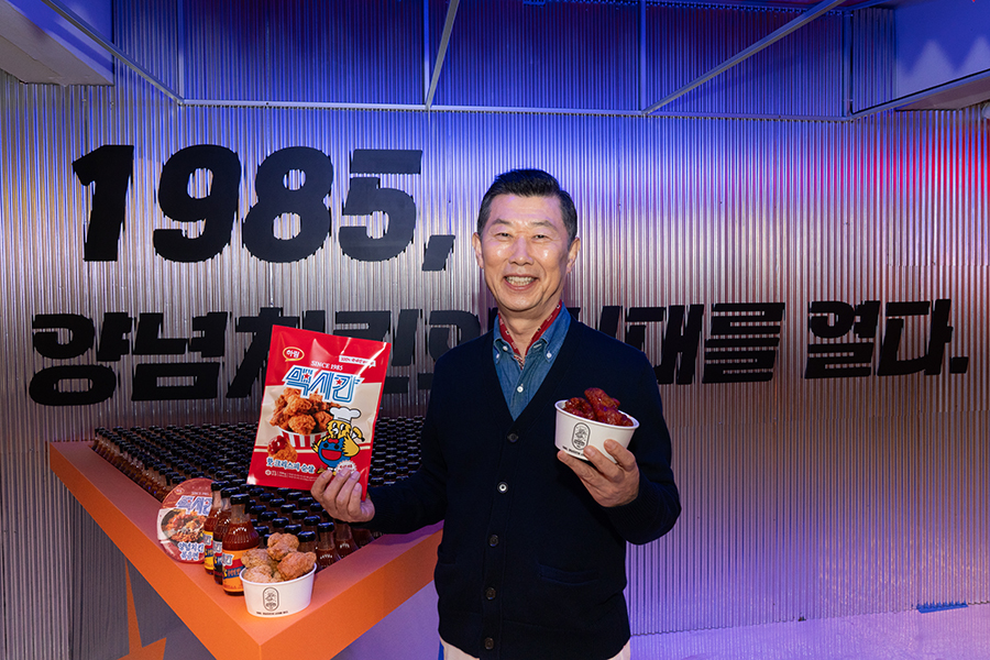 김홍국 하림 회장이 15일 서울 성수동에서 열린 '장하다 하림 맥시칸' 팝업스토어에서 신제품을 소개하고 있다./하림 제공.