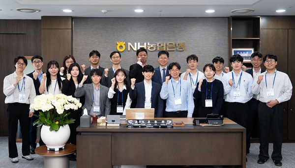 15일 NH농협은행은 강 행장이 집무실에서 직원들과의 대화의 장인 '은행장과 함께(With CEO)'를 실시했다고  밝혔다. /NH농협은행 제공